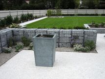 Gabionengarten mit Natursteinbrunnen